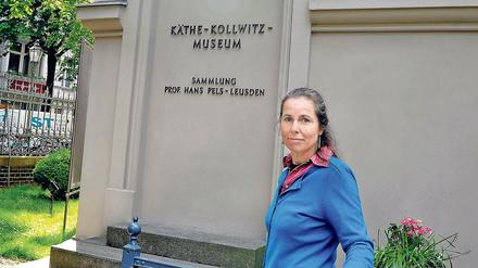 Sie geht. Die Direktorin des Käthe-Kollwitz-Museums Iris Berndt an der Plastik "Mutter mit totem Sohn" vor dem Eingang des Museums.