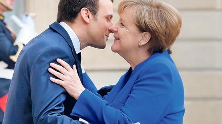 Der französische Präsident Emmanuel Macron empfängt Bundeskanzlerin Angela Merkel im Élysée-Palast.