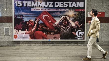 Die offizielle Plakatkampagne der türkischen Regierung kombiniert klassische Staatspropagandakunst mit Kriegsfotografie. 
