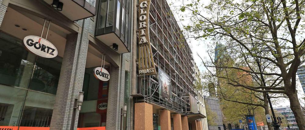 Der eingerüstete alte Gloria Palast am Ku'damm wird für ein neues Geschäftshaus abgerissen.