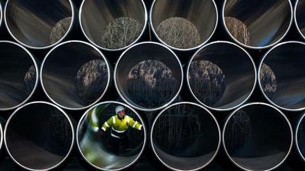 Die ersten Rohre für Nord Stream 2 liegen längst auf Rügen bereit. 