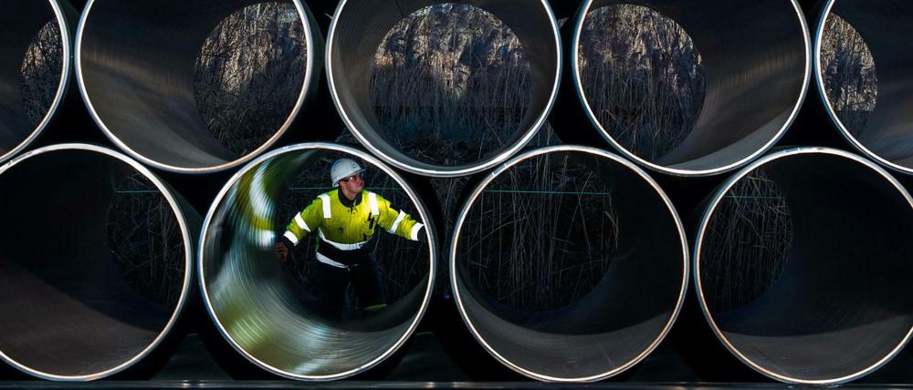 Die ersten Rohre für Nord Stream 2 liegen längst auf Rügen bereit.