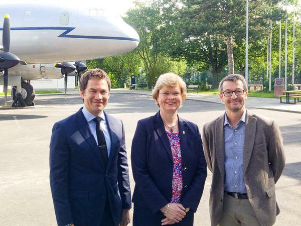 Scott Robinson (Botschaft der USA), Bezirksbürgermeisterin Cerstin Richter-Kotowski (CDU) und Museumsdirektor Bernd von Kostka (von links) bei der Buchpräsentation