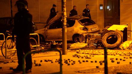 Verbrannte Autos, Reste einer Barrikade und Pflastersteine sind am 17. Juni in Berlin in der Rigaer Straße zu sehen.
