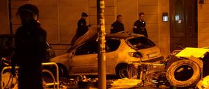 Verbrannte Autos, Reste einer Barrikade und Pflastersteine sind am 17. Juni in Berlin in der Rigaer Straße zu sehen.