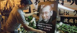 Trauerbekundungen für den Friedensnobelpreisträger Liu Xiaobo wie hier in Hongkong sind im Internet in China verboten. Die Zensoren arbeiten auf Hochtouren. 