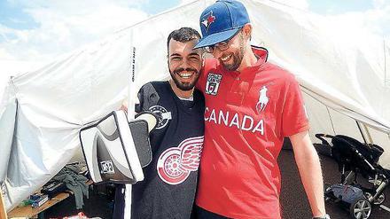 Hauptsache Spaß. Ammaro Fares (links) und Ben Froese beim Streethockey. 