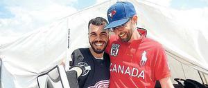 Hauptsache Spaß. Ammaro Fares (links) und Ben Froese beim Streethockey. 