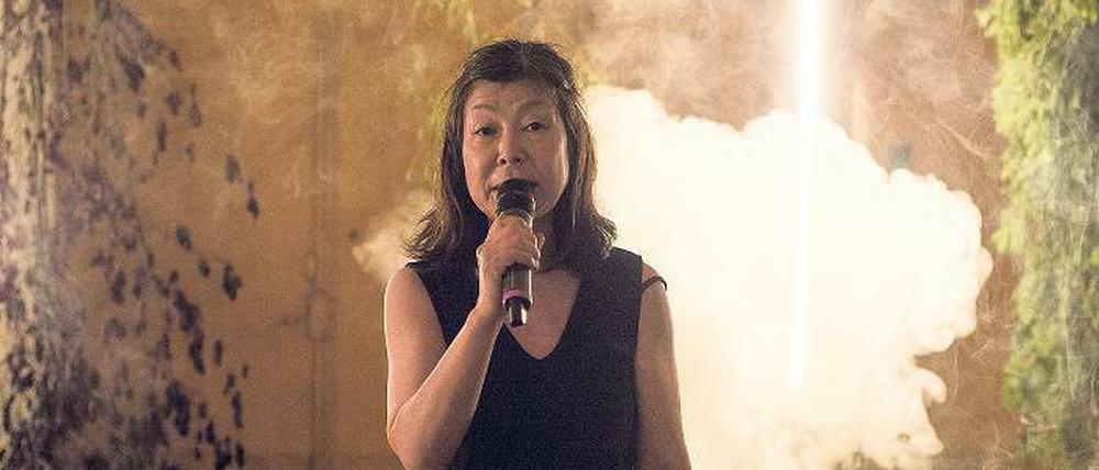 Poem über das Vergessen. Die Performerin Ren Saibara. 