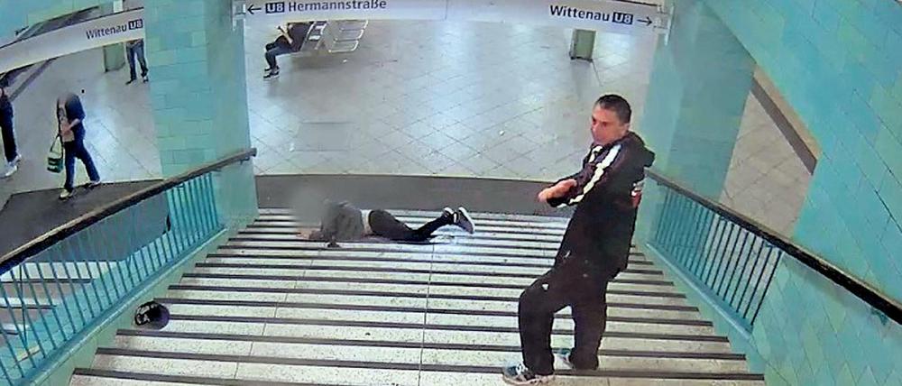 Polizeibekannt: Ein Video-Standbild zeigt den Mann am U-Bahnhof Alexanderplatz, nachdem er einen 38-Jährigen die Treppe heruntergestoßen hatte.
