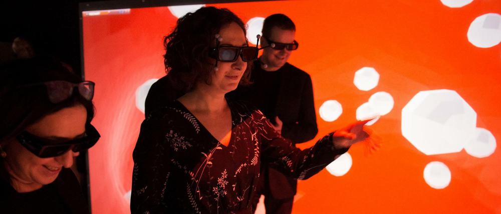 Berlin digital: Wirtschaftssenatorin Ramona Pop (Mitte) und ihre Senatskollegen Dilek Kolat und Klaus Lederer unternehmen an der Beuth-Hochschule in Berlin im Cave Automatic Virtual Environment (CAVE) mit speziellen Brillen eine virtuelle Reise durch ein Herz. 