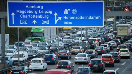 Stau auf der Stadtautobahn A100 in Berlin.