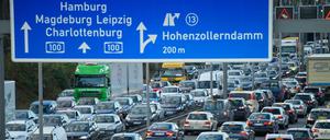 Stau auf der Stadtautobahn A100 in Berlin.