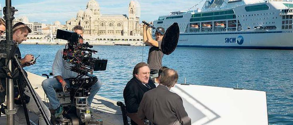 Marseille soll noch schöner werden. Gérard Depardieu (links auf der Bank) war schon in Staffel 1 der Politserie als Bürgermeister der südfranzösischen Hafenstadt das Zentrum der Netflix-Produktion. Das wird sich in der Fortsetzung nicht ändern.