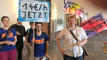 Studentische Beschäftigte protestieren am Dienstag an der Humboldt-Universität gegen das Angebot der Hochschulen.