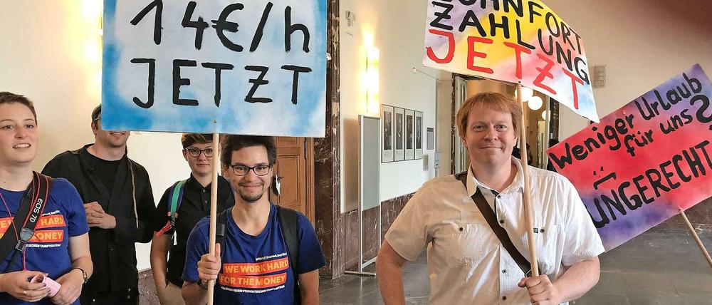 Studentische Beschäftigte protestieren am Dienstag an der Humboldt-Universität gegen das Angebot der Hochschulen.