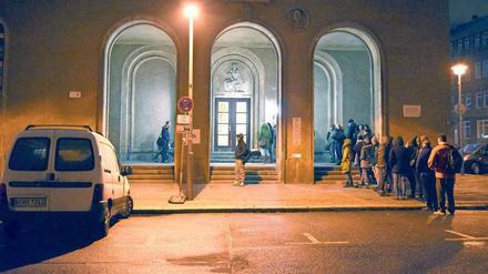 Gewohnter Anblick. Ehewillige warten vor dem Standesamt in Mitte. 