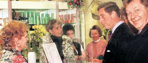 Ohne Termin tauchte Charles in „Moni’s Friseursalon“ auf. Doch sein Scheitel saß perfekt - wie der von Eberhard Diepgen.