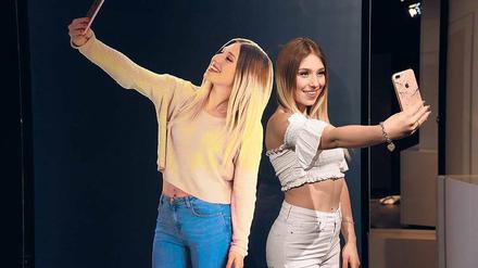 Youtube-Star Bianca „Bibi“ Heinicke präsentiert ein Hologramm ihrer selbst bei „Madame Tussauds“ in Berlin.