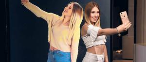 Youtube-Star Bianca „Bibi“ Heinicke präsentiert ein Hologramm ihrer selbst bei „Madame Tussauds“ in Berlin.