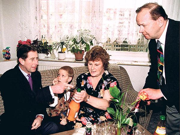 Sekt oder Saft? Keine Frage, was der britische Thronfolger sich von Herbert und Eva-Marie Kunz servieren lässt. Der kleine Christian ist skeptisch.