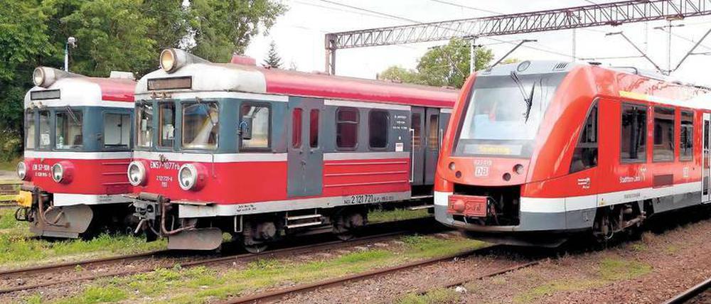 Treffen der Generationen. Der Triebwagen, mit dem der Berliner SPD eine Rekordfahrt nach Breslau gelang, parkte in der schlesischen Stadt neben polnischen Wagen, die irgendwie große Augen zu machen scheinen. 