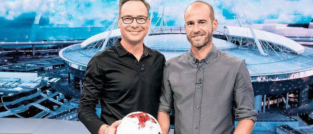 Bald wieder ein Herz und eine Seele? Matthias Opdenhövel (links) und Mehmet Scholl beim Fachsimpeln.