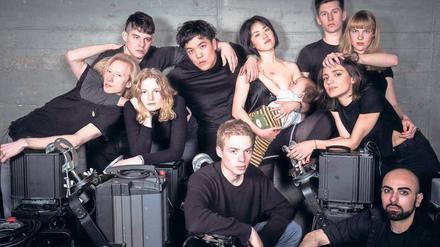 Die ganze Bande. Studierende des ersten Jahrgangs Schauspiel an der UdK Berlin. 