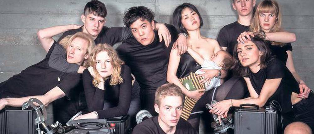 Die ganze Bande. Studierende des ersten Jahrgangs Schauspiel an der UdK Berlin.