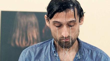 Bestrafung und Reinigung. In der ephemeren Skulptur „Shame“ von Rafael Ibarra hat das Wasser doppelte Funktion. 