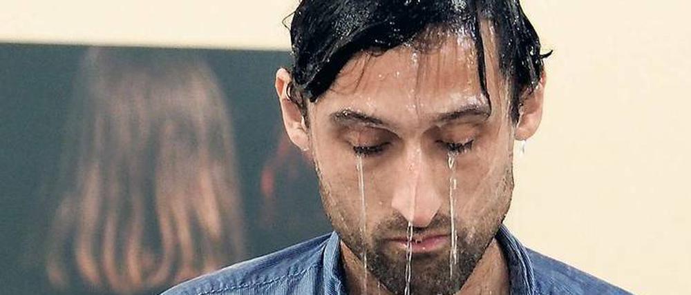 Bestrafung und Reinigung. In der ephemeren Skulptur „Shame“ von Rafael Ibarra hat das Wasser doppelte Funktion.