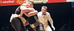 Exotisch, aber explosiv. Anika Schulze (rechts) gehört zu den 16 besten Sumoringerinnen der Welt.