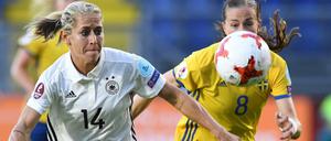 Die Deutsche Anna Blässe (l) und die Schwedin Lotta Schelin in Aktion. 