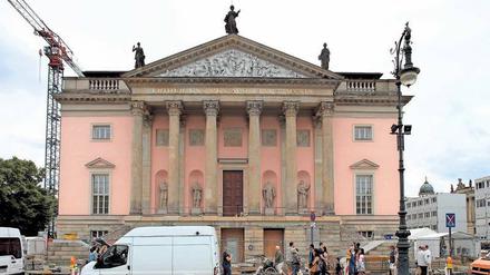 Schmuckes Haus. Die Front der Staatsoper ist wieder unverstellt zu bewundern. Das helle Rosa entspricht der Farbgebung aus den 1950er Jahren. Wiedereröffnung ist am 3. Oktober.