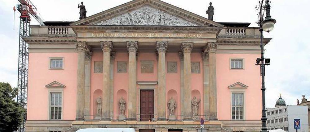 Schmuckes Haus. Die Front der Staatsoper ist wieder unverstellt zu bewundern. Das helle Rosa entspricht der Farbgebung aus den 1950er Jahren. Wiedereröffnung ist am 3. Oktober.
