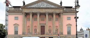 Schmuckes Haus. Die Front der Staatsoper ist wieder unverstellt zu bewundern. Das helle Rosa entspricht der Farbgebung aus den 1950er Jahren. Wiedereröffnung ist am 3. Oktober.