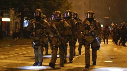 Anti-Terror-Einheit GSG 9, SEK, Spezialeinsatzkommando, stürmt mit Maschinenpistolen im Anschlag Häuser, die linke Extremisten besetzt halten. 