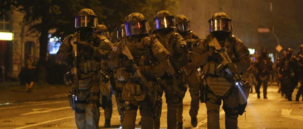 Anti-Terror-Einheit GSG 9, SEK, Spezialeinsatzkommando, stürmt mit Maschinenpistolen im Anschlag Häuser, die linke Extremisten besetzt halten. 