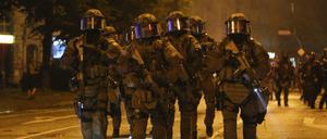 Anti-Terror-Einheit GSG 9, SEK, Spezialeinsatzkommando, stürmt mit Maschinenpistolen im Anschlag Häuser, die linke Extremisten besetzt halten. 