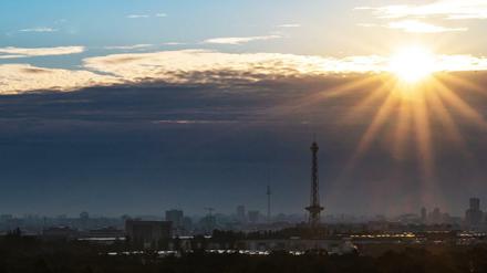 Mehr als 34.300 Mal ist die Sonne bereits so oder so ähnlich über dem Funkturm aufgegangen.
