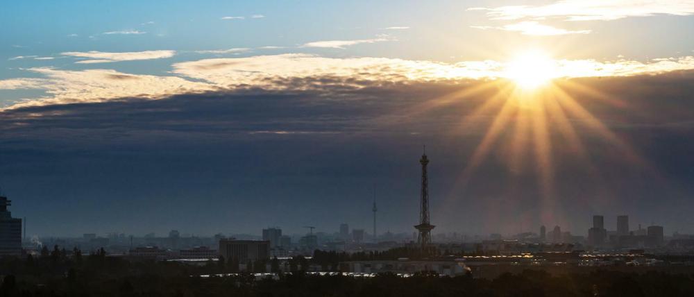 Mehr als 34.300 Mal ist die Sonne bereits so oder so ähnlich über dem Funkturm aufgegangen.