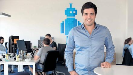 Ramin Niroumand ist der Chef der Start-up-Schmiede „Finleap“ und Mitarbeiter im achten Stock des früheren Berliner-Bank-Gebäudes (oben) in Berlin-Charlottenburg.Foto: Thilo Rückeis