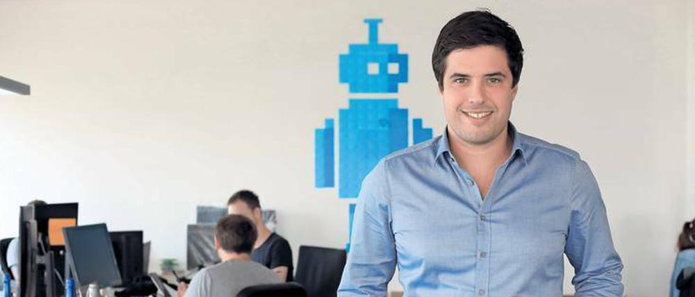 Ramin Niroumand ist der Chef der Start-up-Schmiede „Finleap“ und Mitarbeiter im achten Stock des früheren Berliner-Bank-Gebäudes (oben) in Berlin-Charlottenburg.Foto: Thilo Rückeis
