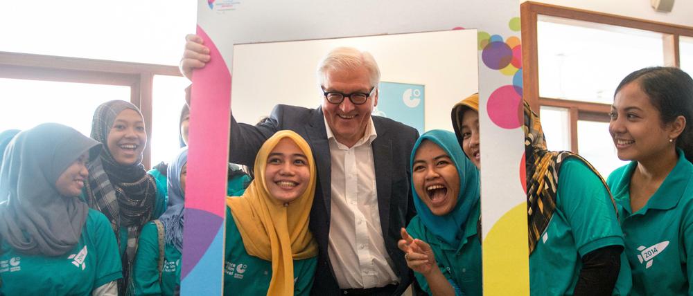 Soft power. Bundesaußenminister Frank-Walter Steinmeier spricht im November 2014 in Jakarta, Indonesien, auf einer Partnerschule des Goethe-Instituts. Weltweit gibt es 1500 solcher Einrichtungen.