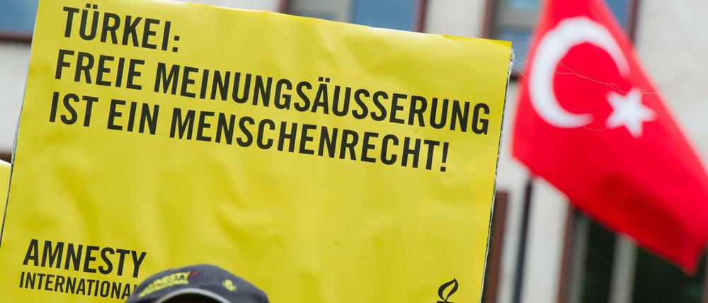 Protest von Amnesty International vor der Türkischen Botschaft in Berlin. (Archiv)