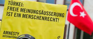 Protest von Amnesty International vor der Türkischen Botschaft in Berlin. (Archiv)