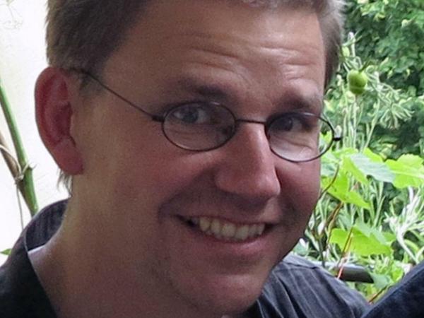 Peter Steudtner lebt mit seiner Lebensgefährtin und zwei Kindern in Berlin.
