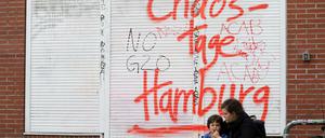 Eine Mutter sitzt mit ihrem Kind am 08.07.2017 in Hamburg im Schanzenviertel nach Ausschreitungen in der Nacht davor wegen des G20-Gipfels.