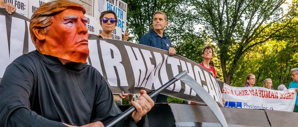 Donald Trump als Sensenmann. "Trumpcare", seine Pläne für das Gesundheitswesen in den USA, sind unpopulär.