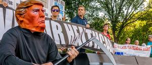 Donald Trump als Sensenmann. "Trumpcare", seine Pläne für das Gesundheitswesen in den USA, sind unpopulär.